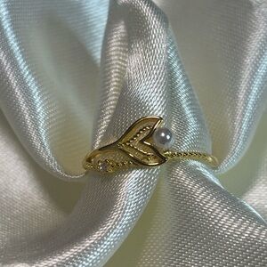 *New*Elegant Gold Women’s Ring with Pearl and Fish Tail
